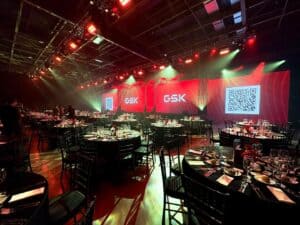 Hilaria con la tecnologia