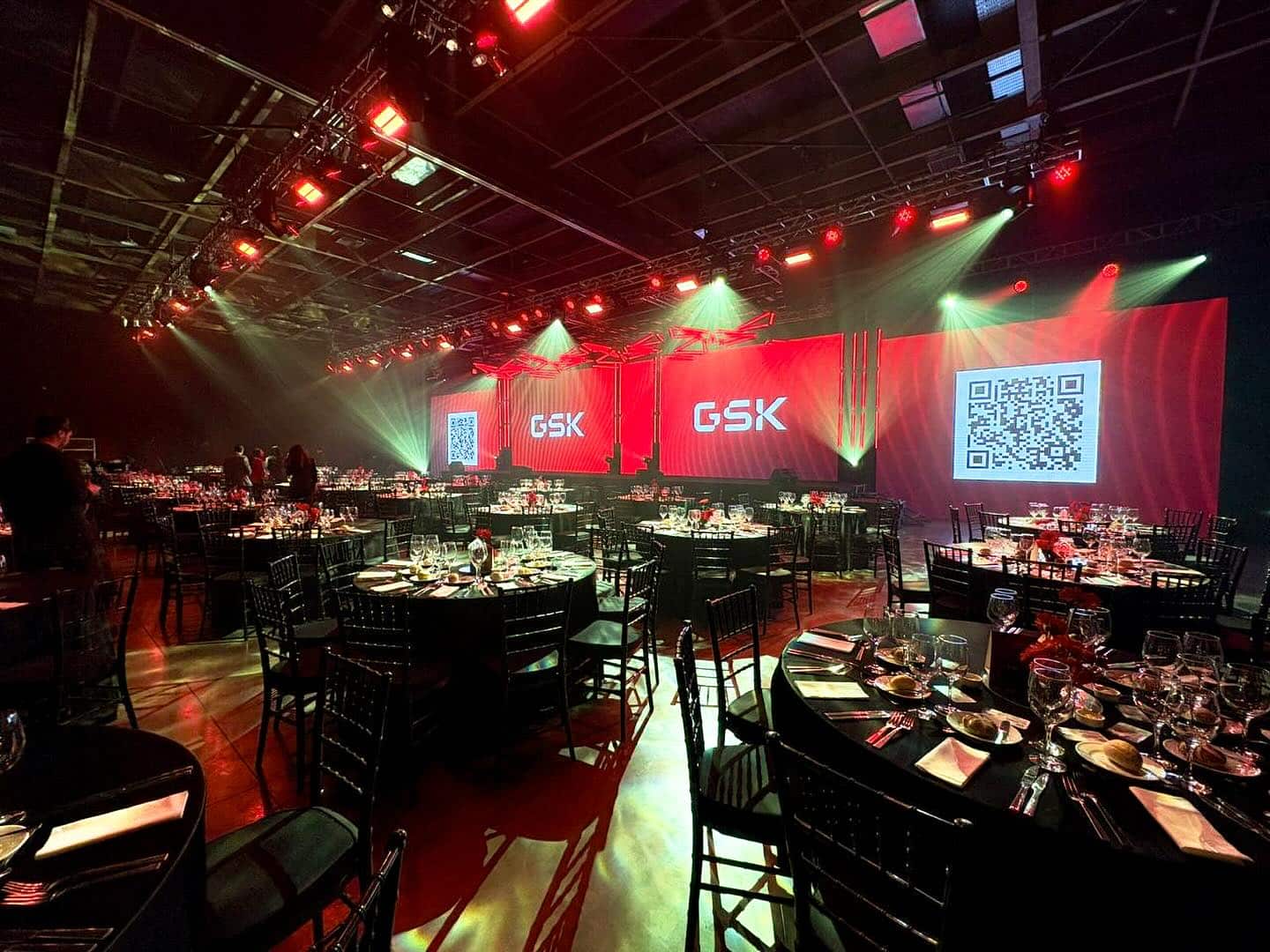 Hilaria con la tecnologia