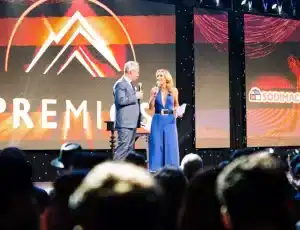 premios cumbre en hilaria